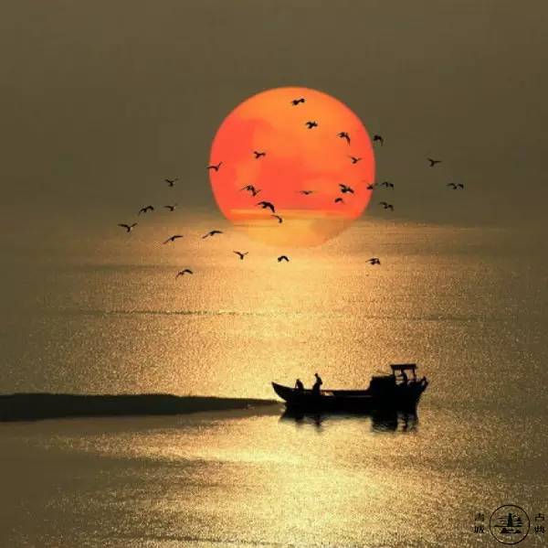 一舟独钓一江秋,一把鱼竿一壶酒一人独钓一江秋