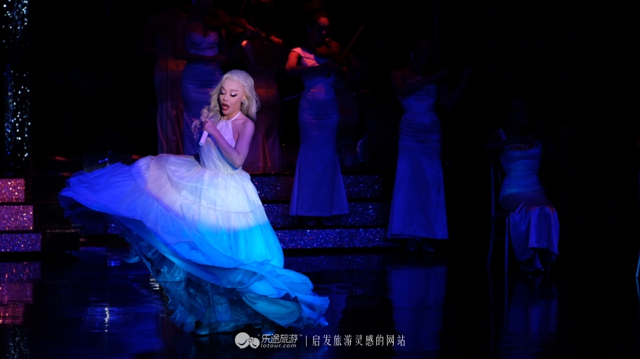 坐着小马车去赶集,坐着大巴去赶集