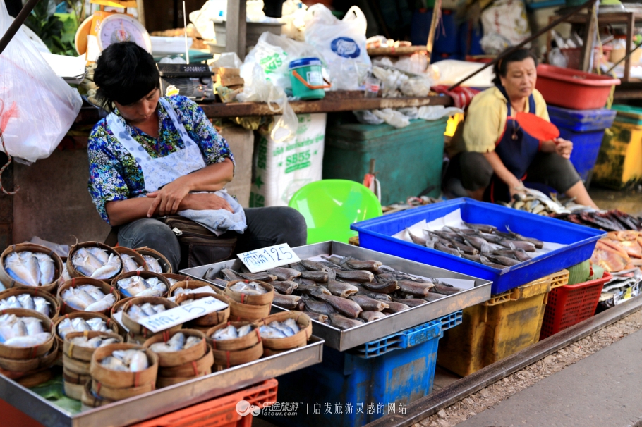 坐着小马车去赶集,坐着大巴去赶集