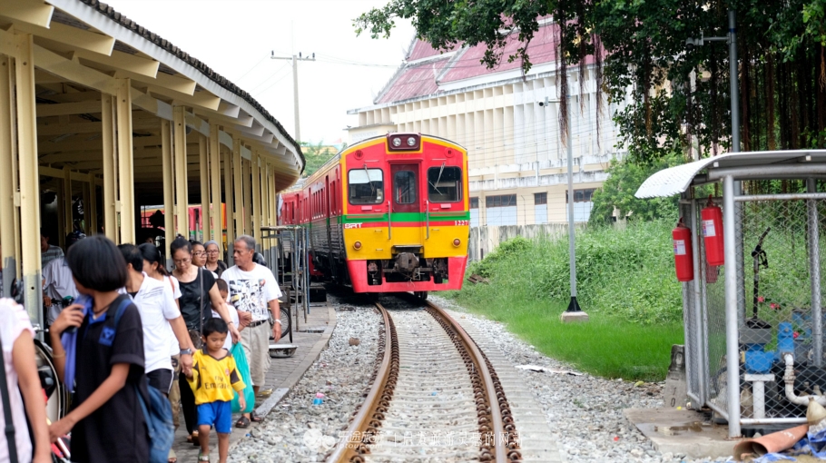 坐着小马车去赶集,坐着大巴去赶集