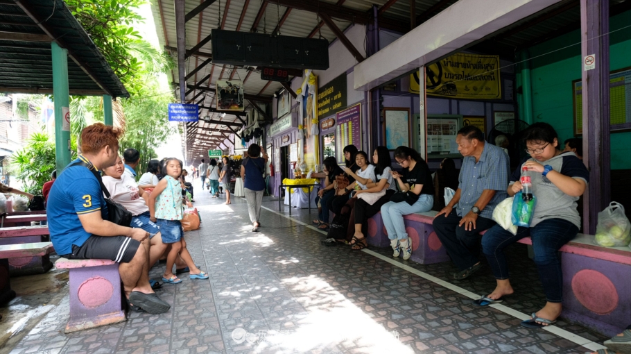 坐着小马车去赶集,坐着大巴去赶集