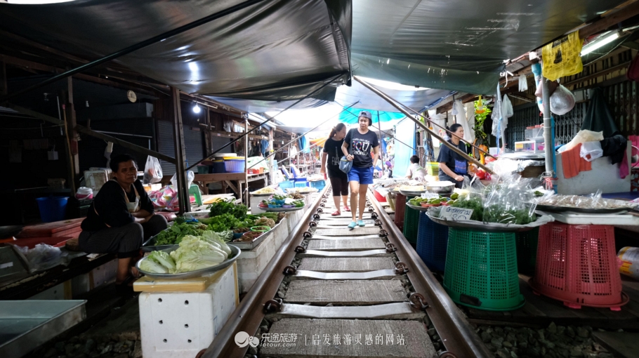 坐着小马车去赶集,坐着大巴去赶集