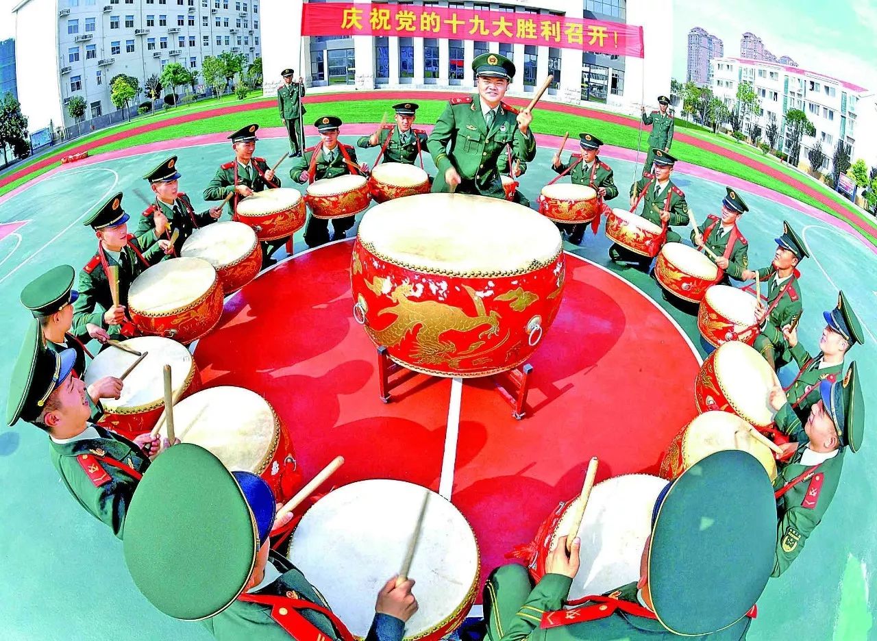 部队观看强化正风肃纪新闻,部队学习党的二十大报告