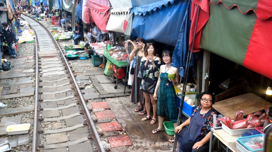 坐着小马车去赶集,坐着大巴去赶集