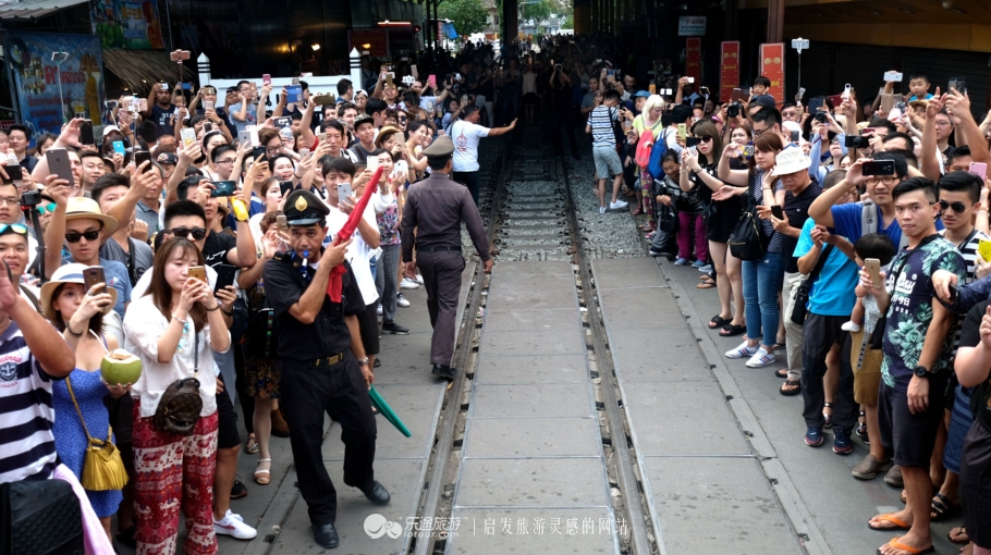 坐着小马车去赶集,坐着大巴去赶集