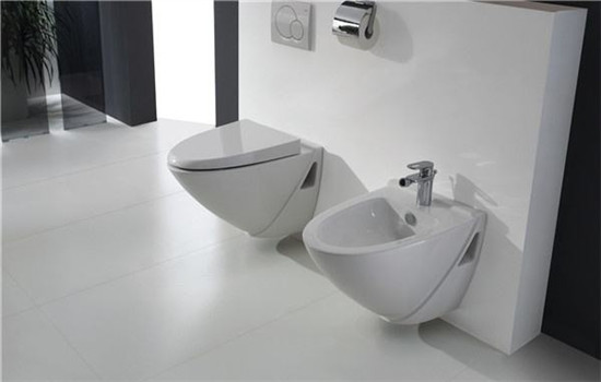 马桶松动漏水怎么办,装了移位器的马桶底部漏水怎么办