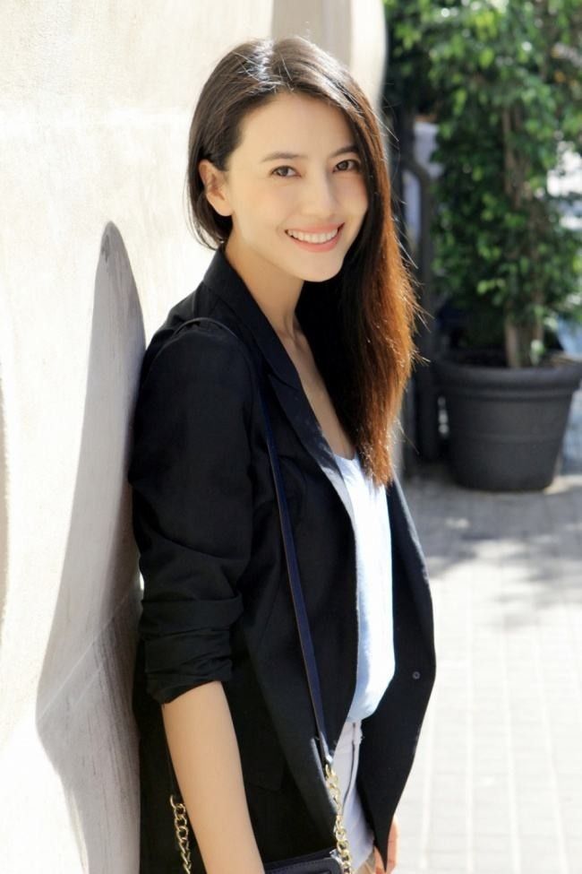 高圆圆秋冬搭配什么裤子,高圆圆穿湖蓝色毛衣