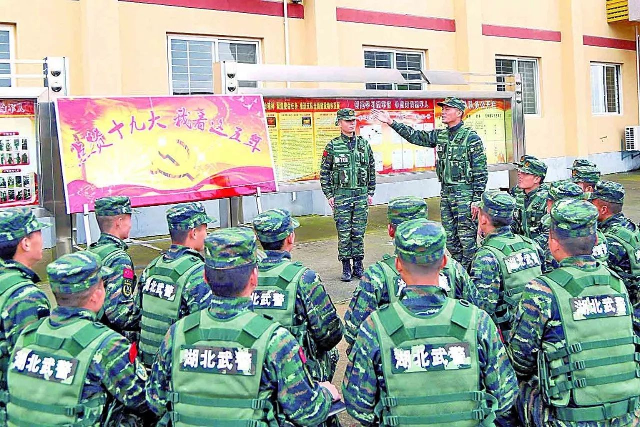部队观看强化正风肃纪新闻,部队学习党的二十大报告