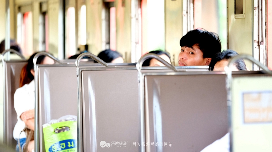 坐着小马车去赶集,坐着大巴去赶集