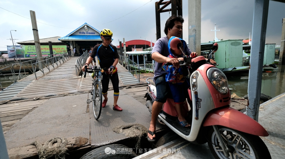 坐着小马车去赶集,坐着大巴去赶集