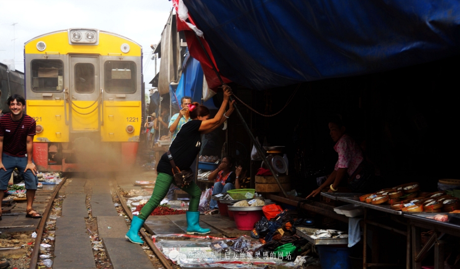 坐着小马车去赶集,坐着大巴去赶集