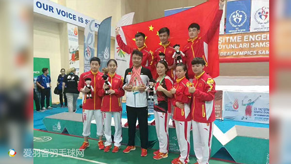 看看这群人的坚持，你敢说你比他们更热爱羽毛球吗？