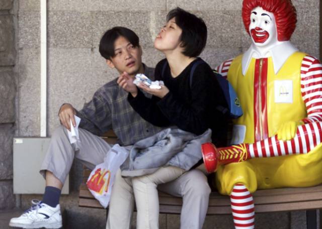 一夜变身“金拱门”,麦当劳为何挖空心思求“变土”?