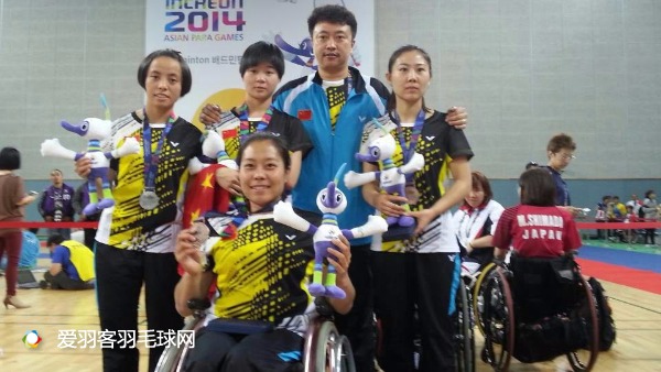 看看这群人的坚持，你敢说你比他们更热爱羽毛球吗？