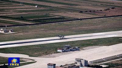 歼十五撞鸟飞行员带火迫降,歼15撞鸟迫降第一视角