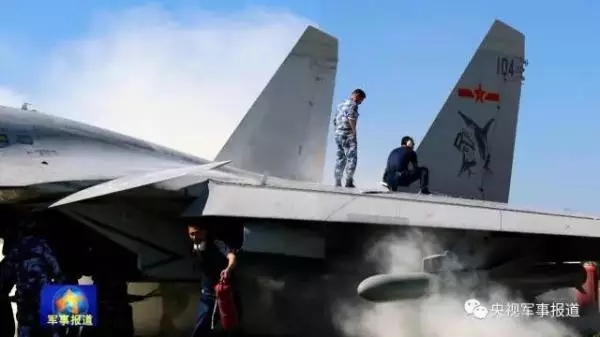 歼十五撞鸟飞行员带火迫降,歼15撞鸟迫降第一视角