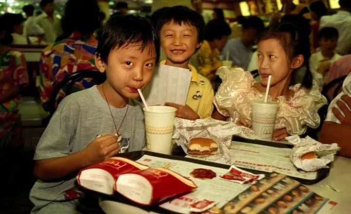 一夜变身“金拱门”,麦当劳为何挖空心思求“变土”?