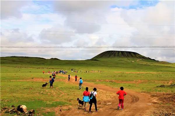 活动回顾|欧帝亿主题狗狗巴士察哈尔草原深处探秘万年火山