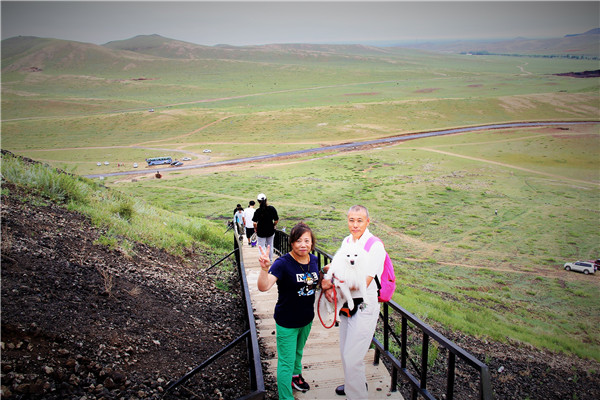 活动回顾|欧帝亿主题狗狗巴士察哈尔草原深处探秘万年火山
