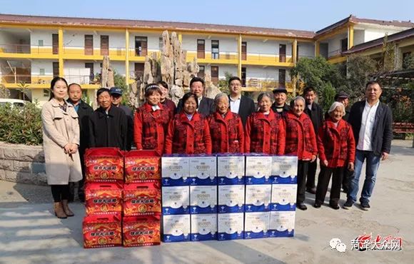 爱心企业为400名老人发红包,爱心企业为困难老人送健康大礼包