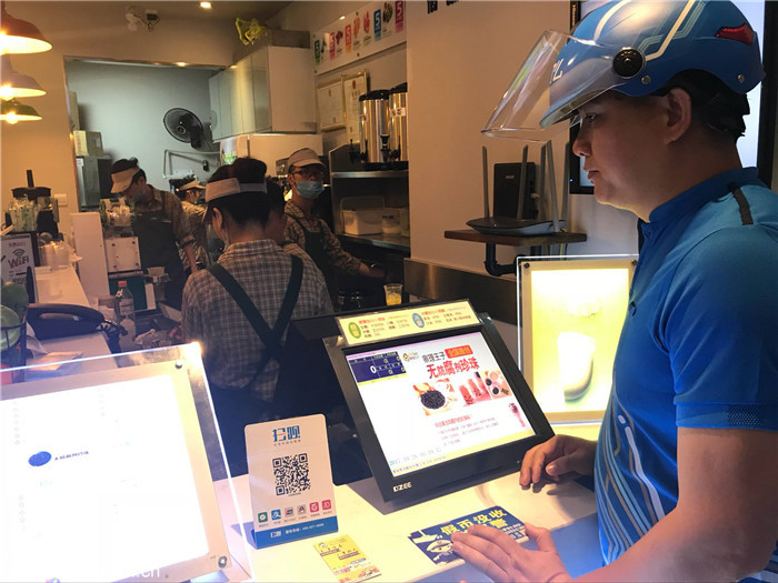 外卖小哥骑外卖车,外卖小哥骑几万的电动车