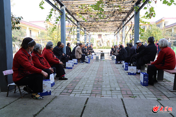 未来两周华英食品为90岁以上老人赠送“敬老礼”