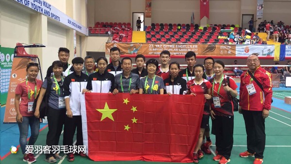 看看这群人的坚持，你敢说你比他们更热爱羽毛球吗？