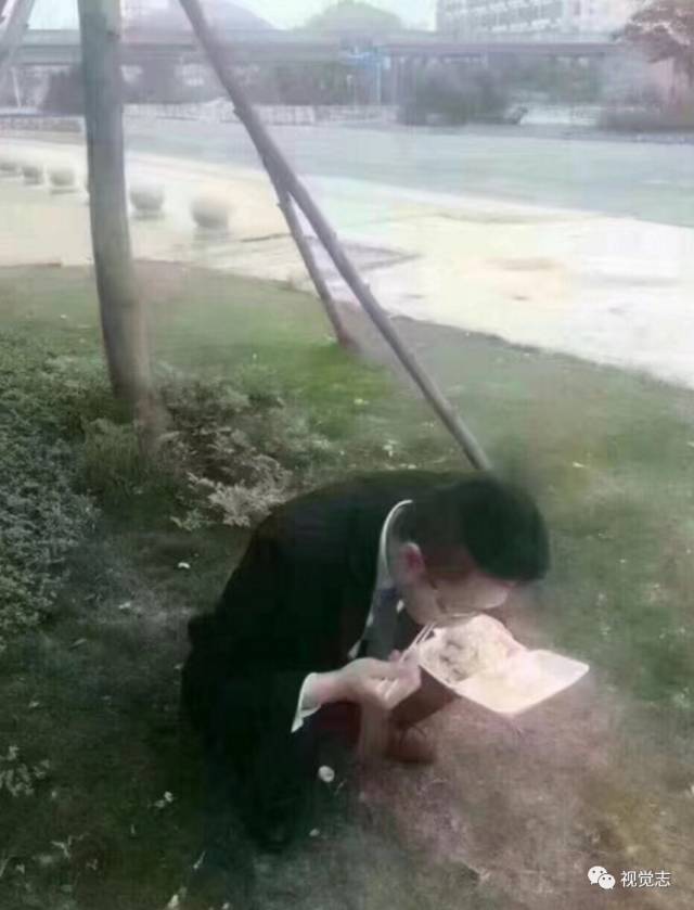 迟到5分钟,哭了半小时……天冷了,心不能寒