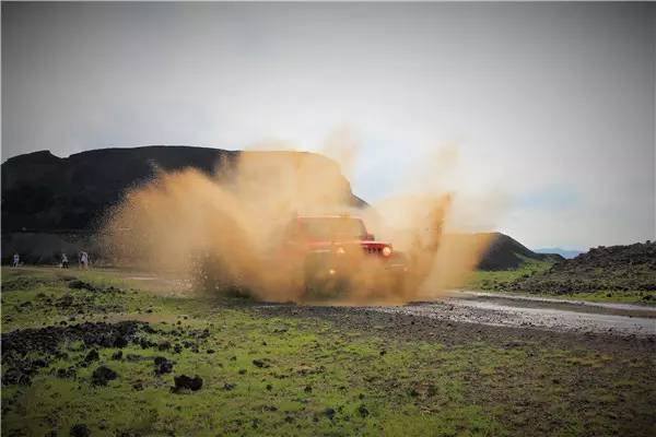 活动回顾|欧帝亿主题狗狗巴士察哈尔草原深处探秘万年火山