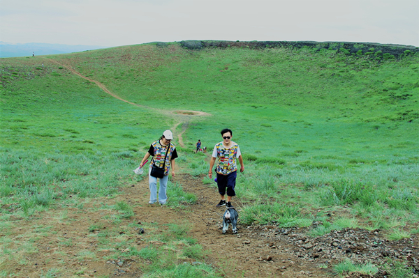 活动回顾|欧帝亿主题狗狗巴士察哈尔草原深处探秘万年火山
