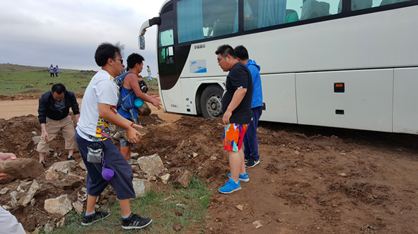 活动回顾|欧帝亿主题狗狗巴士察哈尔草原深处探秘万年火山