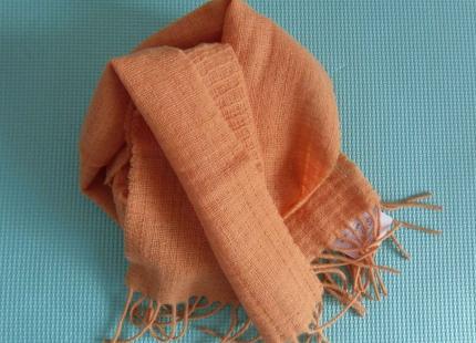 羊毛围巾和羊绒围巾哪个好,羊毛针织围巾怎么鉴别