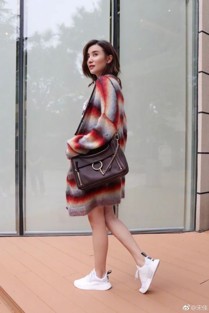 咖色毛衣搭配什么颜色外套最佳,开衫毛衣外套时髦洋气怎么搭配