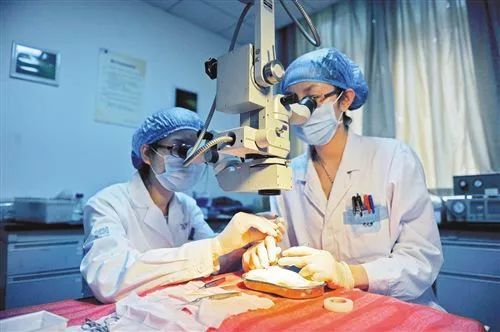 重庆医学界又出大新闻,谁说白内障青光眼不可逆……