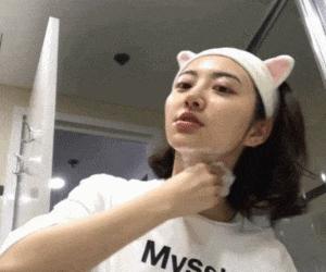 秋天嘴皮干燥起皮什么原因,秋天皮肤干燥起皮用什么护肤品