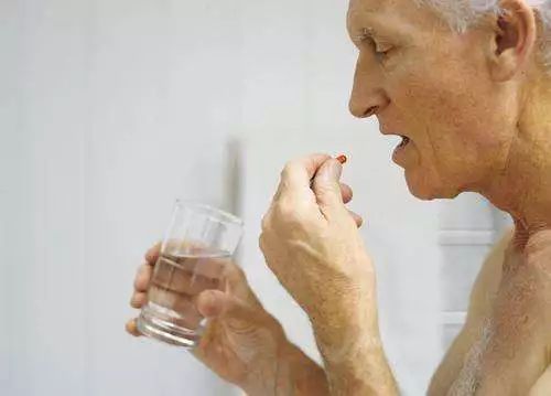 嚼服的药可以温水送服吗,吃药可以热水送服吗