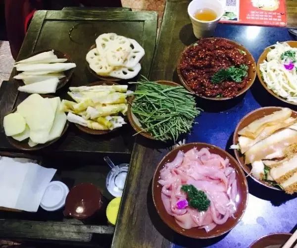 重庆火锅和四川火锅谁才是正宗的,正宗重庆火锅vs长沙重庆火锅