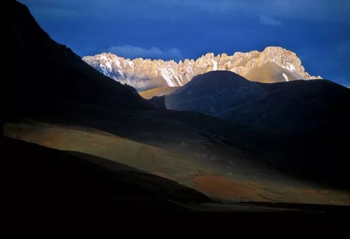 大三元第一个镜头应该入手哪一个,拥有大三元还有必要买镜头吗