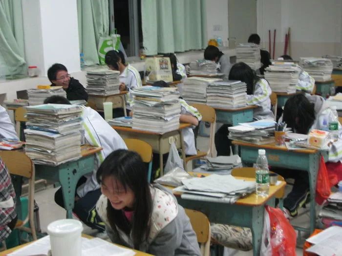 晚自习，班里一片嘈杂，这个老班如何调教学生高效利用时间