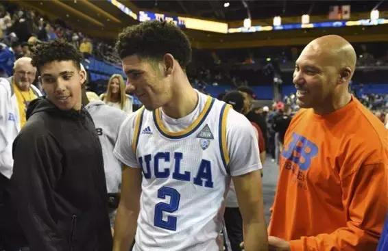 大儿子湖人，二儿子UCLA，三儿子疯狂刷分！球爹演绎篮球版《摔跤吧！爸爸》