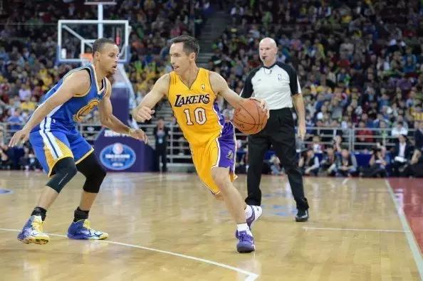 库里新赛季战靴曝光,库里总决赛鞋被踩掉