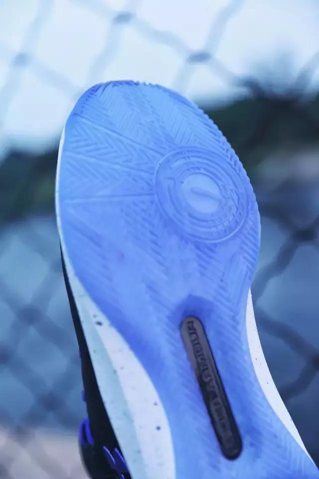 库里新赛季战靴曝光,库里总决赛鞋被踩掉