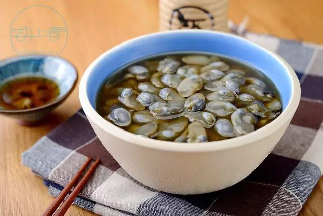 一天卖掉60只生烤乳鸽，卤切肥肠要配小米酒！杭州的深夜小酒馆是这样的