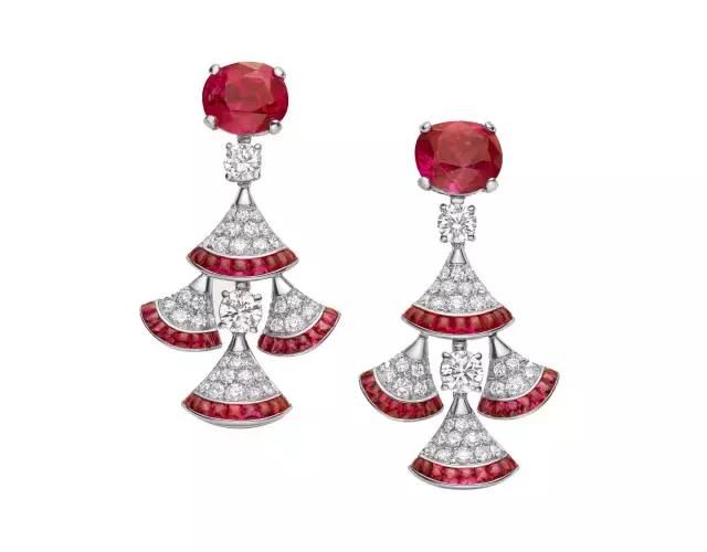 七月末，霸气的狮子就交给热情的红宝石来守护吧！