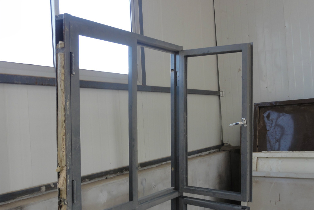 阳台窗框摇晃物业不给解决,楼房窗户倾斜找物业不管怎么办