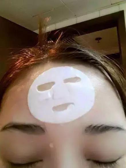 网购时商家送了个小面膜,没想这么小,给猫试了下,这~