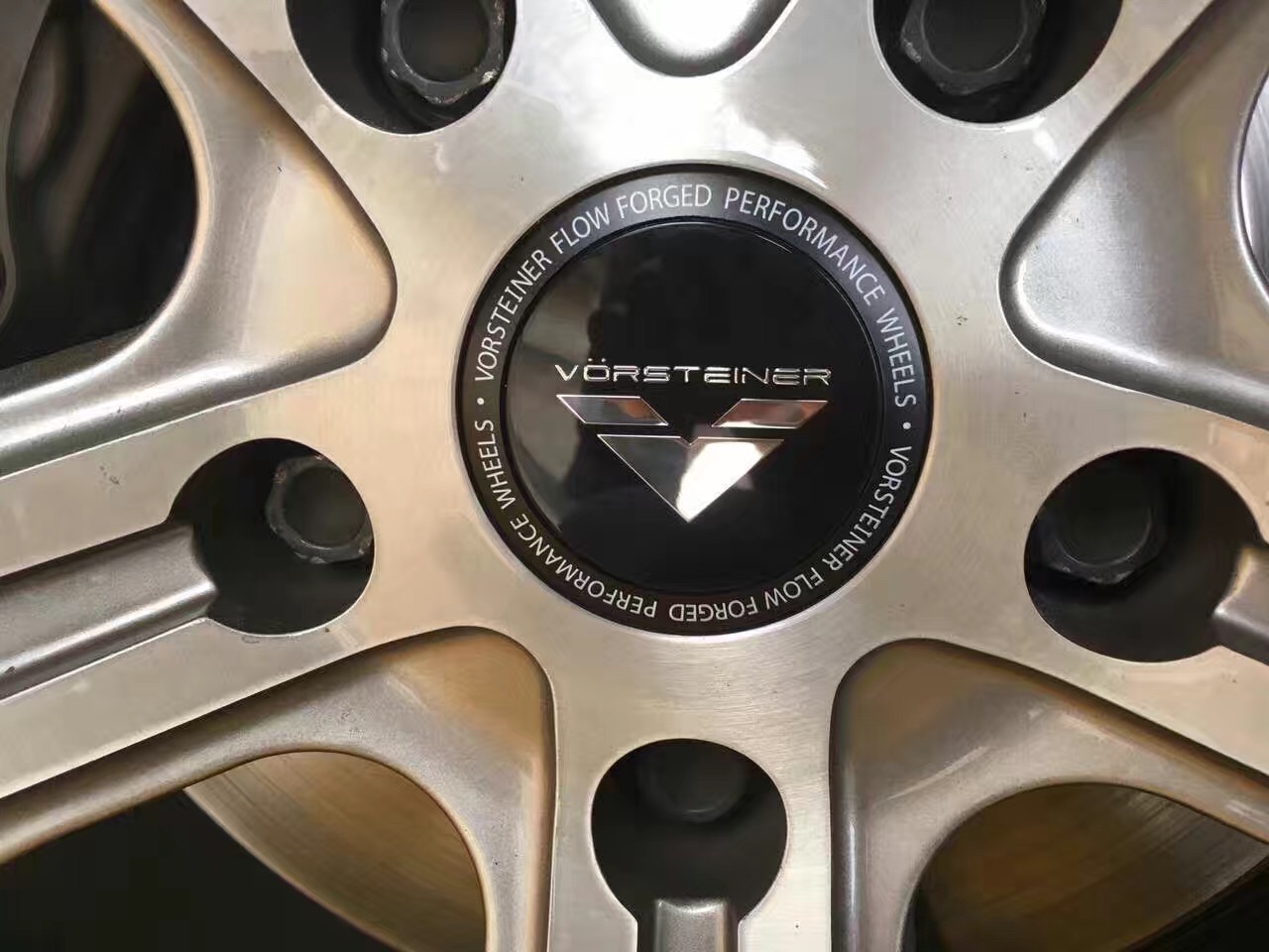 你的家车改了没买菜车保时捷卡宴升级21寸大V轮毂加哈曼EVO宽体包围，猜下改了多少钱