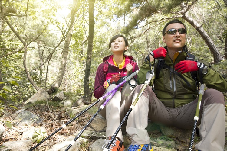 鲁滨逊登山杖爬山前面需要打开吗,鲁滨逊登山用什么手杖