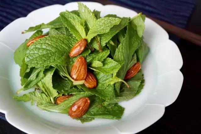 三伏天不吃饭也要买一件棉麻衫,三伏天不开空调吃饭一身汗