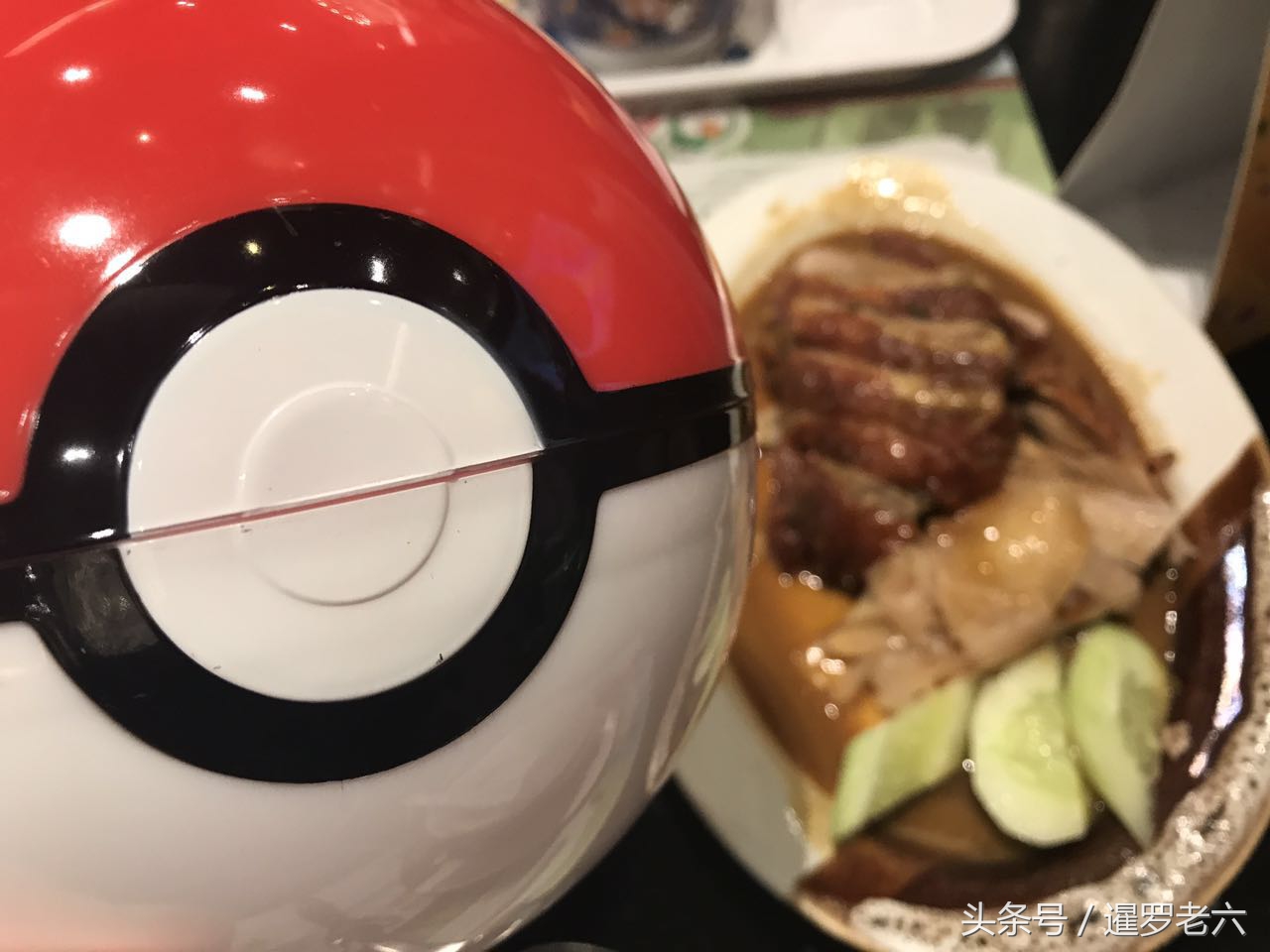 泰国MK餐馆30元来一份精灵球套装，餐盒挺精美，还送三包子！